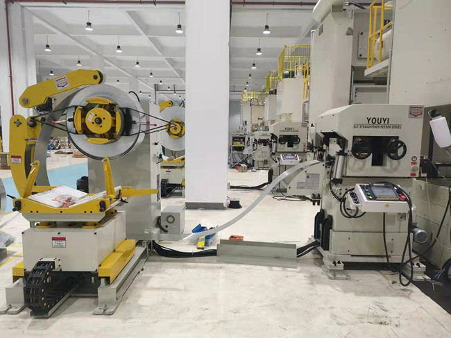 三合一開卷整平送料機(jī)是否需要選配上料臺(tái)車？作用與價(jià)值解析